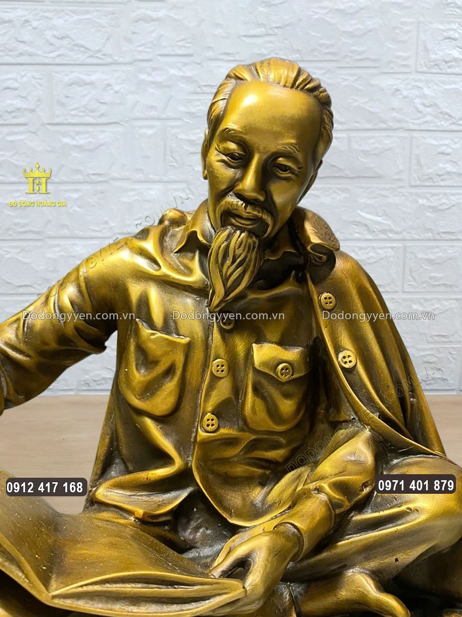 Gương mặt B&aacute;c Hồ được chạm khắc hiền hậu